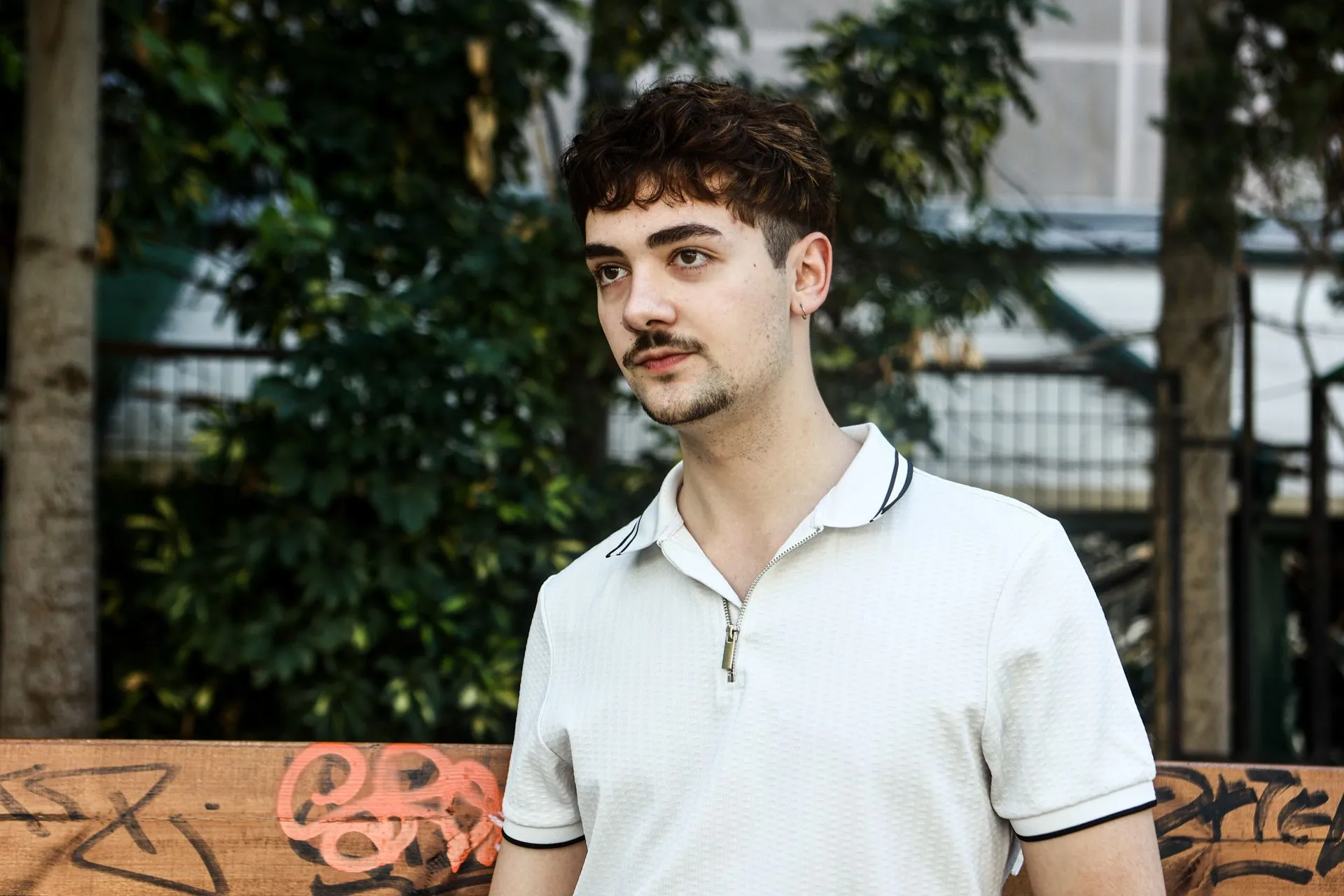 Βασίλης Οικονόμου: 'Με έδερναν και με έφτυναν, επειδή είμαι γκέι'