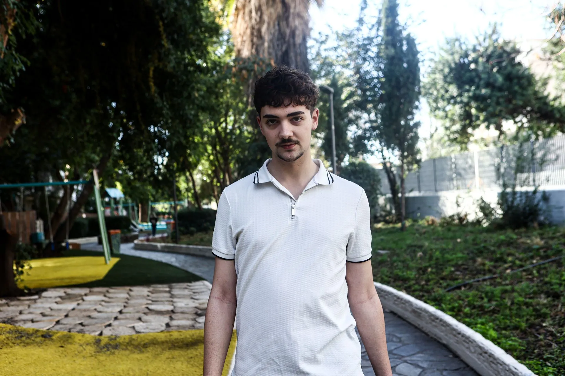 Βασίλης Οικονόμου: 'Με έδερναν και με έφτυναν, επειδή είμαι γκέι'