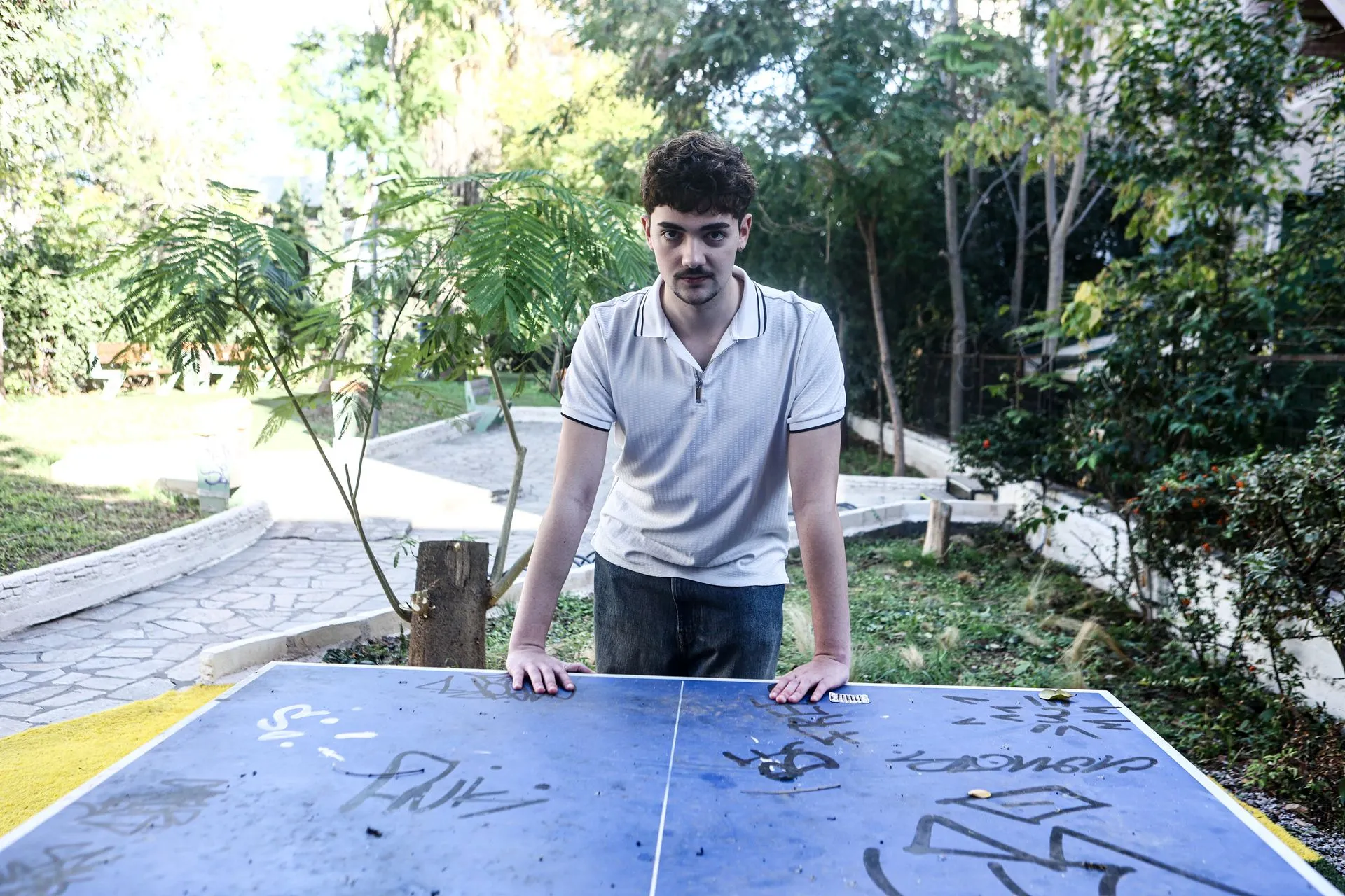 Βασίλης Οικονόμου: 'Με έδερναν και με έφτυναν, επειδή είμαι γκέι'