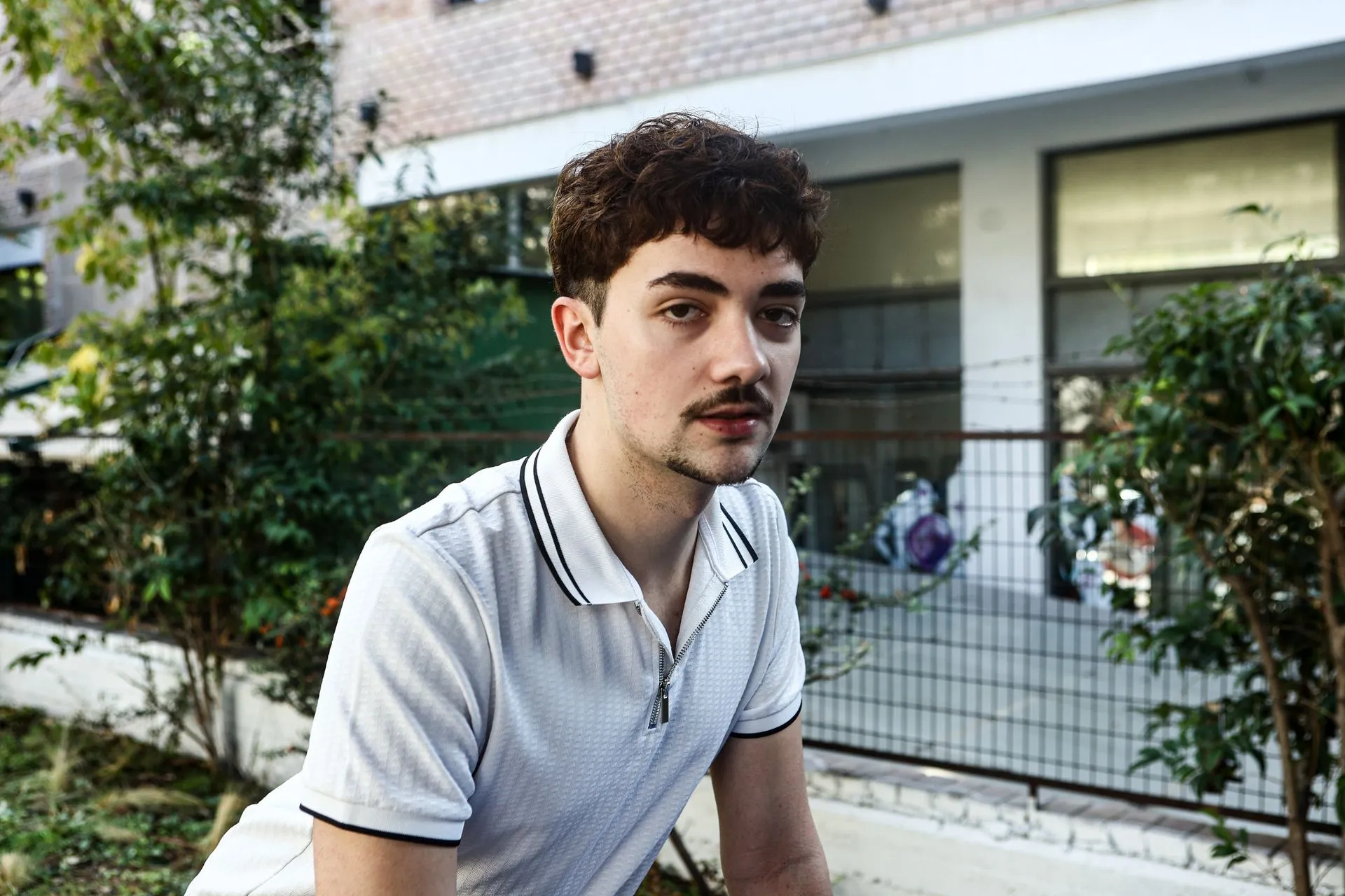 Βασίλης Οικονόμου: 'Με έδερναν και με έφτυναν, επειδή είμαι γκέι'