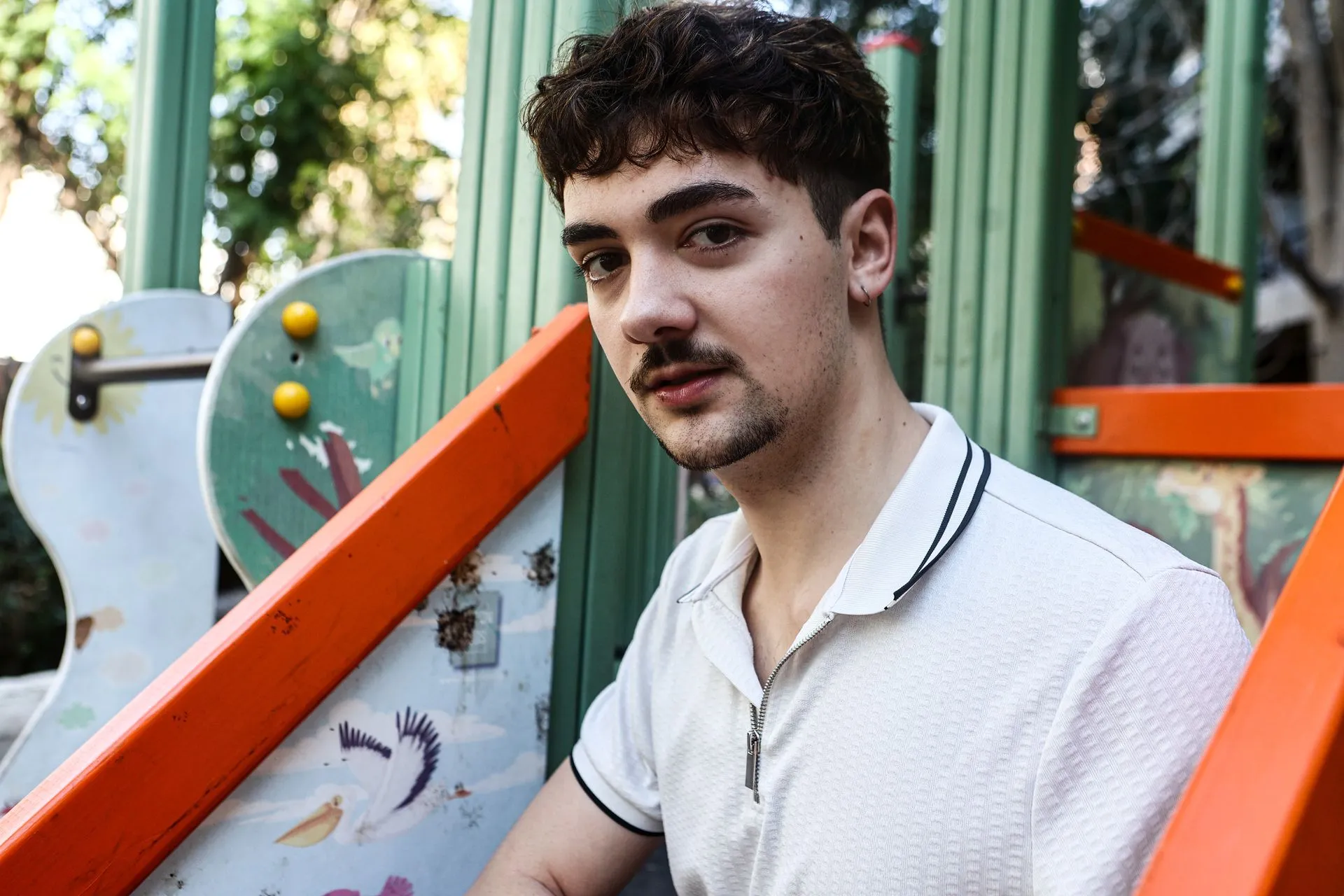 Βασίλης Οικονόμου: 'Με έδερναν και με έφτυναν, επειδή είμαι γκέι'