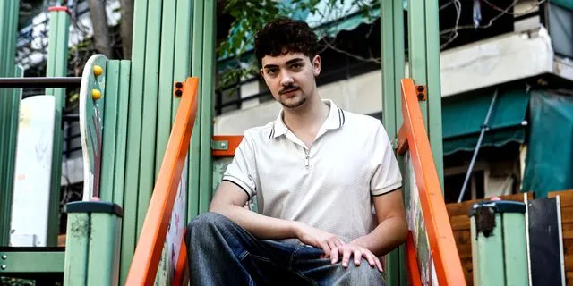 Βασίλης Οικονόμου: 'Με έδερναν και με έφτυναν, επειδή είμαι γκέι'