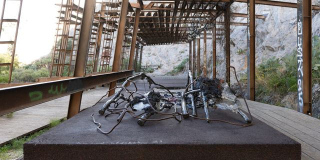 Το γλυπτό–παράσιτο του Αλέξανδρου Τζάννη “ξυπνά” το παλιό λατομείο του Φιλοπάππου