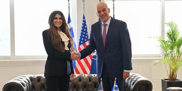 Ο υπουργός Εθνικής άμυνας, Νίκος Δένδιας και η Πρέσβης της Αμερικής στην Ελλάδα, Κίμπερλι Γκίλφοϊλ στην σημερινή τους συνάντηση (13/11) στο Πεντάγωνο