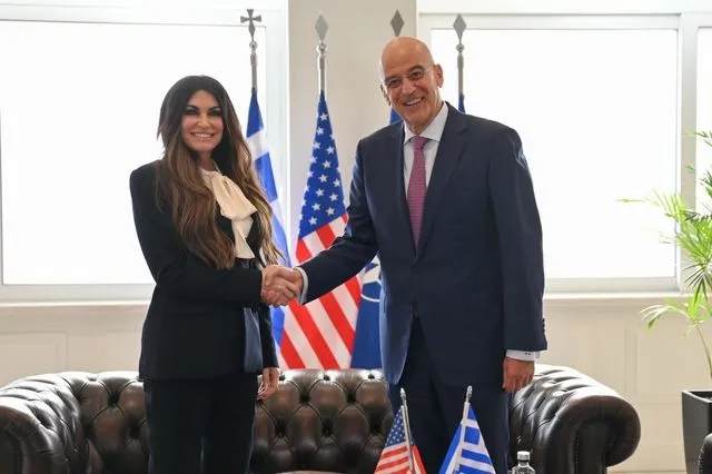 Ο υπουργός Εθνικής άμυνας, Νίκος Δένδιας και η Πρέσβης της Αμερικής στην Ελλάδα, Κίμπερλι Γκίλφοϊλ στην σημερινή τους συνάντηση (13/11) στο Πεντάγωνο