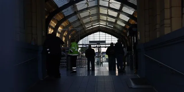 Πεθαίνοντας σε σταθερή τροχιά – Ο ιερός λόγος για τη στάση εργασίας στο μετρό