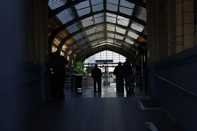 Πεθαίνοντας σε σταθερή τροχιά – Ο ιερός λόγος για τη στάση εργασίας στο μετρό