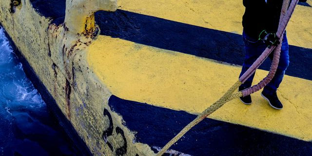 Όχημα έπεσε στο λιμάνι του Πειραιά – Κατάφερε να βγει μόνος του ο οδηγός