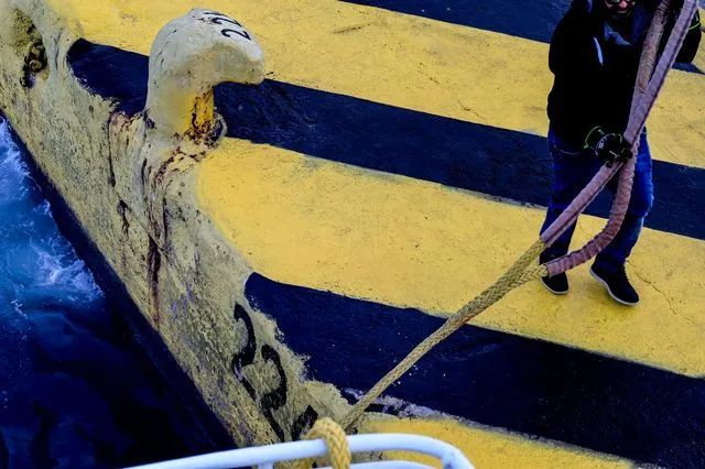 Όχημα έπεσε στο λιμάνι του Πειραιά – Κατάφερε να βγει μόνος του ο οδηγός