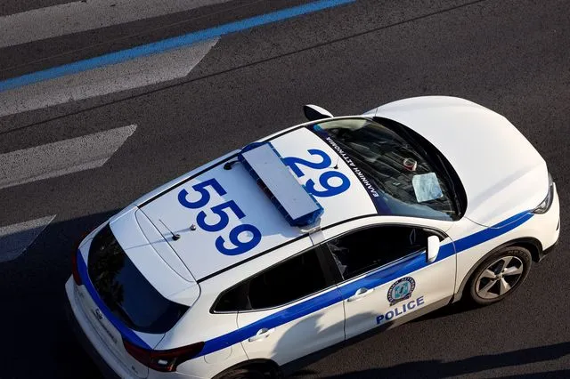 Προσπάθησαν να μπουν με κλεμμένο αυτοκίνητο σε κοσμηματοπωλείο στη Νέα Ιωνία