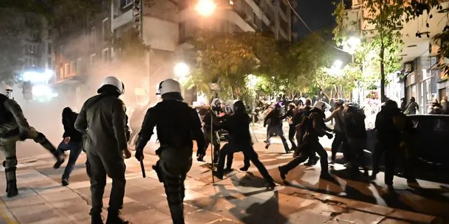 Νύχτα εντάσεων στα Εξάρχεια με 114 προσαγωγές