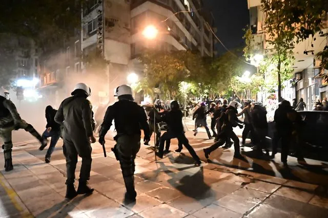 Νύχτα εντάσεων στα Εξάρχεια με 114 προσαγωγές