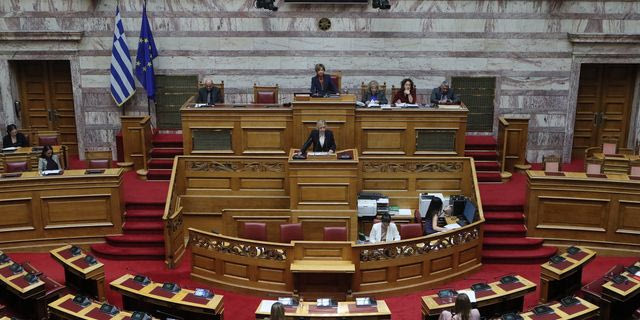 Βουλή: Τα συλλυπητήρια της Ολομέλειας για τον θάνατο του Αλέκου Φλαμπουράρη