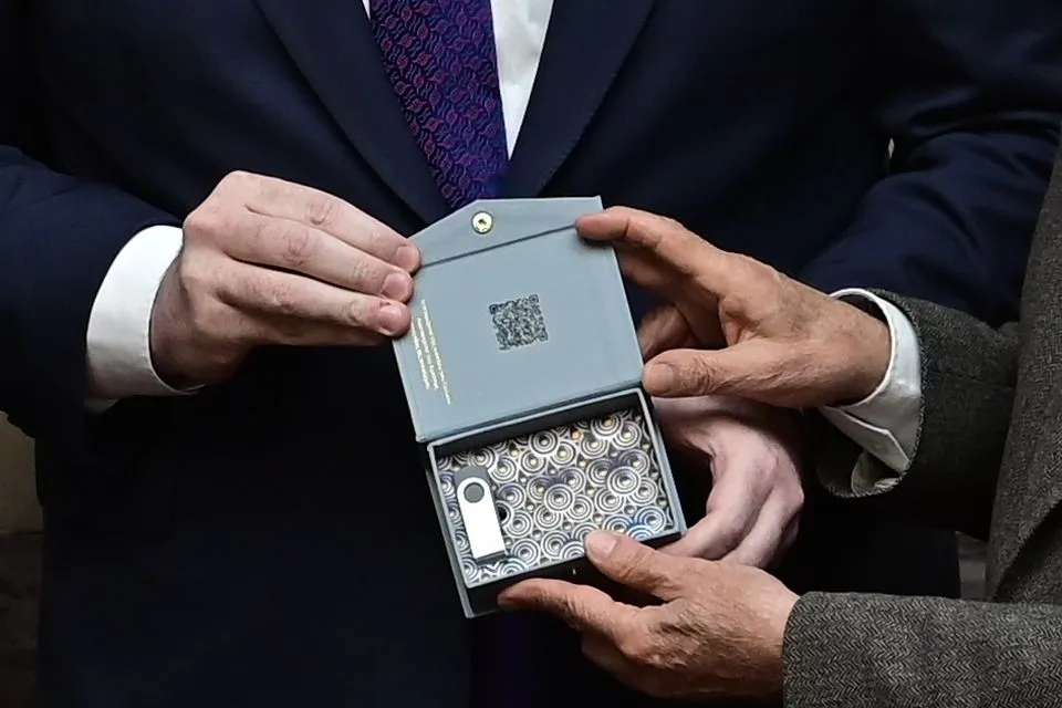 Με QR code κατέθεσε τον Προϋπολογισμό στη Βουλή ο Πιερρακάκης