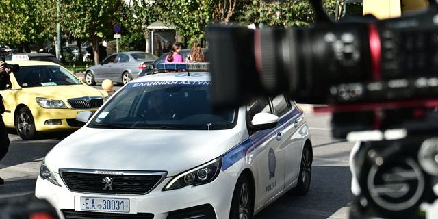 Στην Ευελπίδων η Δήμητρα Ματσούκα μετά τη σύλληψη για παράνομη οδήγηση