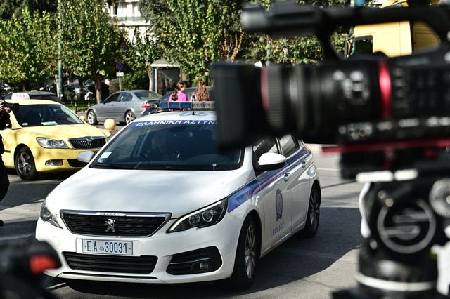 Στην Ευελπίδων η Δήμητρα Ματσούκα μετά τη σύλληψη για παράνομη οδήγηση