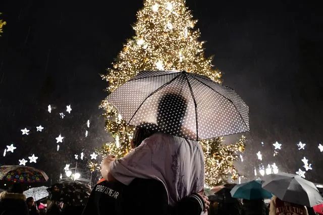 Χριστούγεννα 2025: Υπό βροχή η φωταγώγηση του δέντρου στο Σύνταγμα – Βίντεο, φωτογραφίες