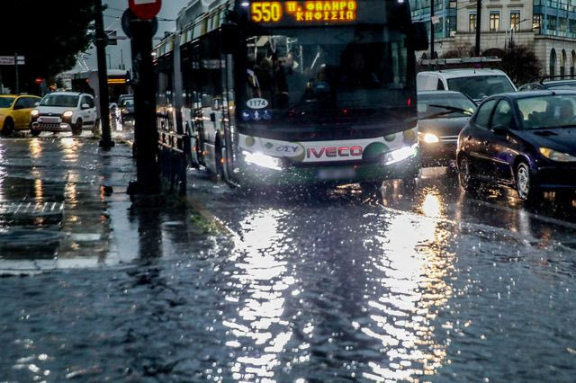 ΣΥΡΙΖΑ: Με 40 χιλιοστά βροχής έκλεισαν οι δρόμοι στην Αθήνα