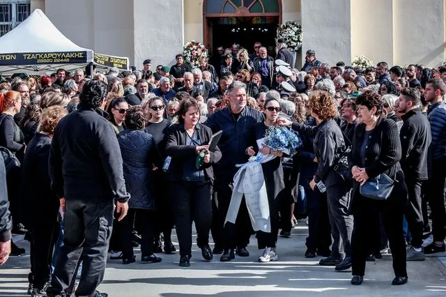 Σε κλίμα βαθιάς οδύνης η κηδεία του 19χρονου που σκοτώθηκε από έκρηξη χειροβομβίδας