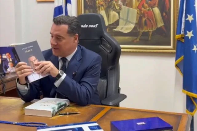 Ο Άδωνις έλαβε την “Ιθάκη” – Ποιο βιβλίο έστειλε στον Τσίπρα