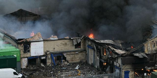 Πυρκαγιά ξέσπασε σε αποθήκη στο δυτικό Λονδίνο