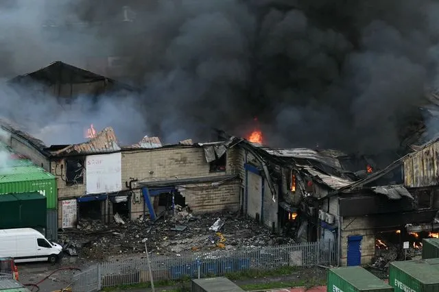 Πυρκαγιά ξέσπασε σε αποθήκη στο δυτικό Λονδίνο