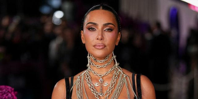 Η Kim Kardashian κατά την άφιξή της στην πρεμιέρα της τηλεοπτικής σειράς All’s Fair την Τετάρτη, 22 Οκτωβρίου 2025, στο Λονδίνο.
