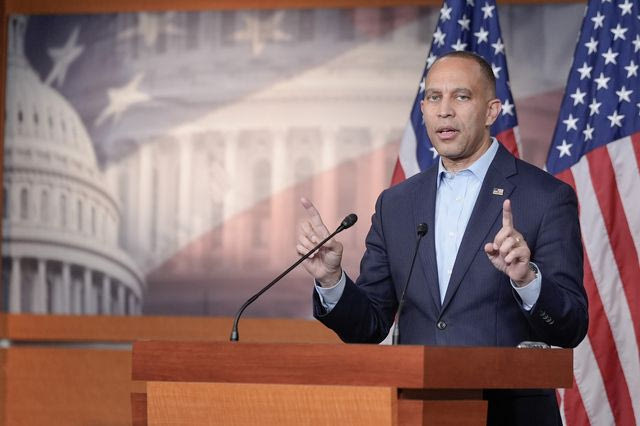 ΗΠΑ: Στέλεχος των Δημοκρατικών κατηγορεί τους Ρεπουμπλικάνους για “εκμετάλλευση της πείνας” των πολιτών