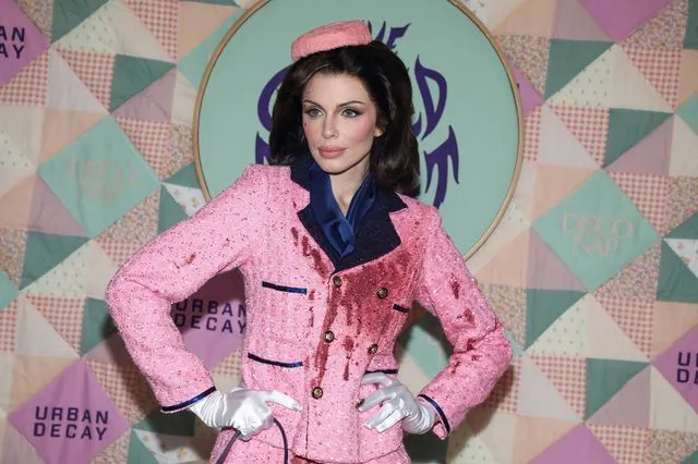 Julia Fox: Ντύθηκε αιματοβαμμένη Jackie Kennedy για το Halloween – “Αρρωστημένο και αηδιαστικό”