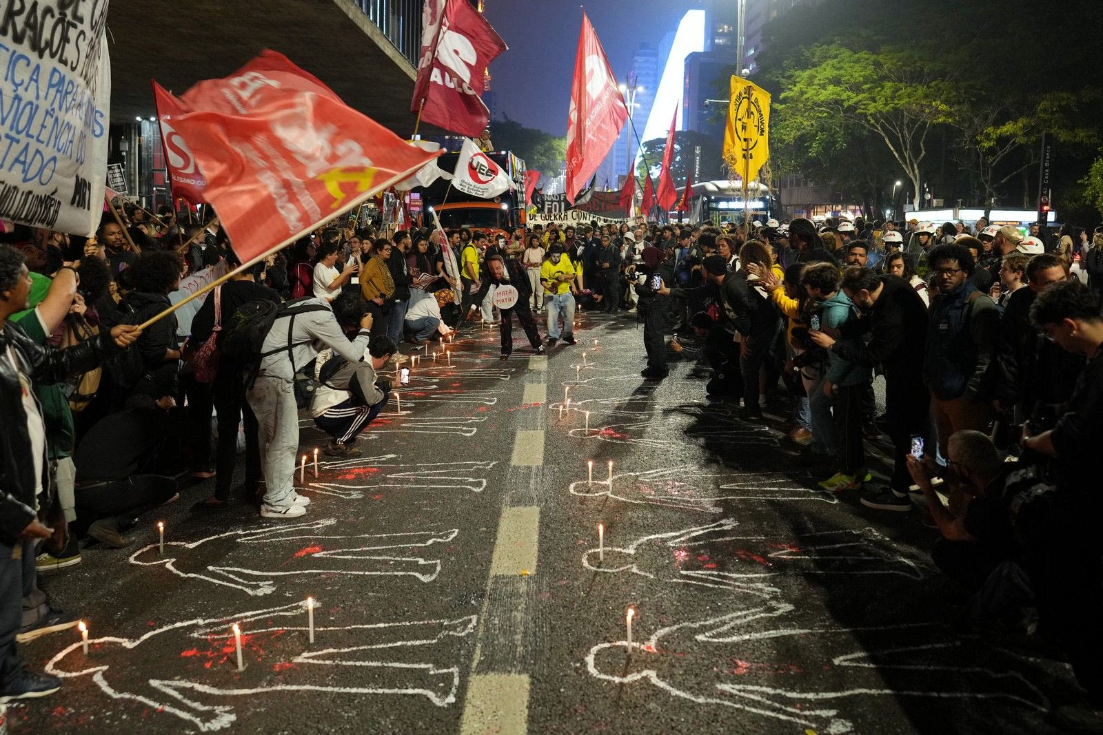 Διαδήλωση στους δρόμους του Ρίο Ντε Τζανέιρο μετά την φονική επιχείρηση που στοίχησε τη ζωή σε 121 άτομα.
