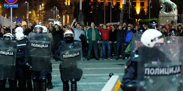 Σερβία: Ήρεμη η κατάσταση έξω από το κοινοβούλιο μετά το σκηνικό έντασης