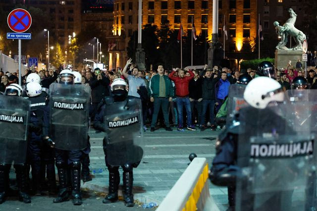 Σερβία: Ήρεμη η κατάσταση έξω από το κοινοβούλιο μετά το σκηνικό έντασης