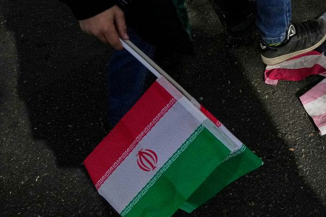 Ιράν: Οι Φρουροί της Επανάστασης ζητούν “εκδίκηση” για τη δολοφονία του στρατιωτικού ηγέτη της Χεζμπολάχ