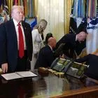 Στέλεχος φαρμακευτικής κατέρρευσε δίπλα στο Τραμπ κατά τη διάρκεια ανακοινώσεων – Βίντεο