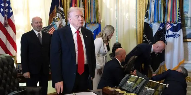 Στέλεχος φαρμακευτικής κατέρρευσε δίπλα στο Τραμπ κατά τη διάρκεια ανακοινώσεων – Βίντεο