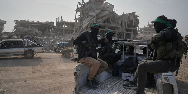 Μαχητές της Χαμάς, συνοδευόμενοι από μέλη της Διεθνούς Επιτροπής του Ερυθρού Σταυρού (ICRC), κατευθύνονται στα ανατολικά της πόλης της Γάζας για να αναζητήσουν τα πτώματα ομήρων (αρχείο)