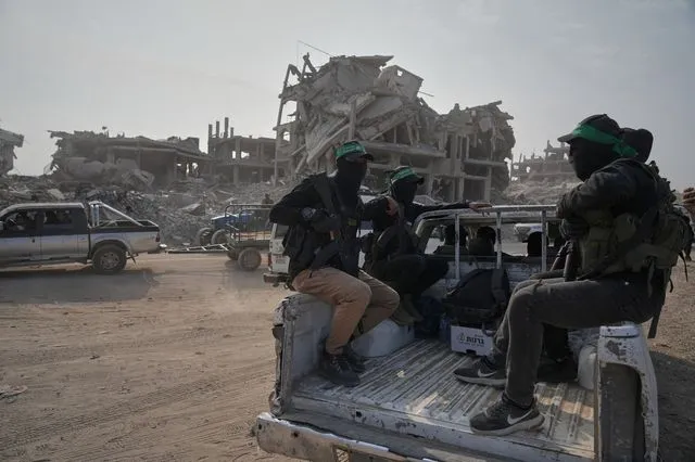 Μαχητές της Χαμάς, συνοδευόμενοι από μέλη της Διεθνούς Επιτροπής του Ερυθρού Σταυρού (ICRC), κατευθύνονται στα ανατολικά της πόλης της Γάζας για να αναζητήσουν τα πτώματα ομήρων (αρχείο)