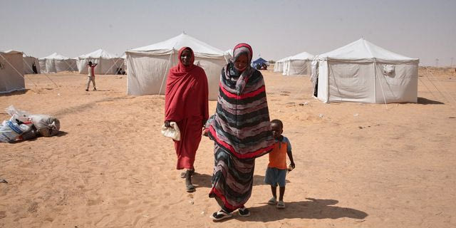 Άνθρωποι που εκτοπίστηκαν από την πρωτεύουσα του Βόρειου Νταρφούρ, την Ελ Φάσερ, και από άλλες περιοχές που πλήττονται από τη σύγκρουση εγκαθίστανται στον νεοσύστατο καταυλισμό Ελ-Αφάντ στην Αλ Ντάμπα, στη Βόρεια Πολιτεία του Σουδάν, την Πέμπτη 13 Νοεμβρίου 2025.