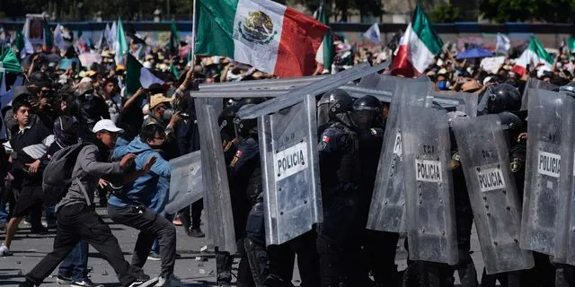 Περισσότεροι από 120 τραυματίες σε επεισοδιακή διαδήλωση στην πρωτεύουσα του Μεξικού