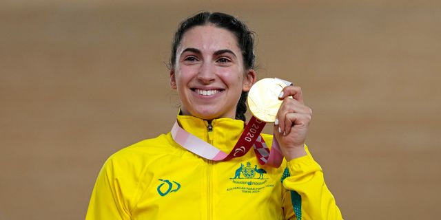 Η Πέιτζ Γκρέκο από την Αυστραλία κρατά το χρυσό της μετάλλιο μετά τη νίκη της στο αγώνισμα Ποδηλασίας Πίστας Γυναικών C1-3, Ατομική Καταδίωξη 3000 μ., στους Παραολυμπιακούς Αγώνες Τόκιο 2020