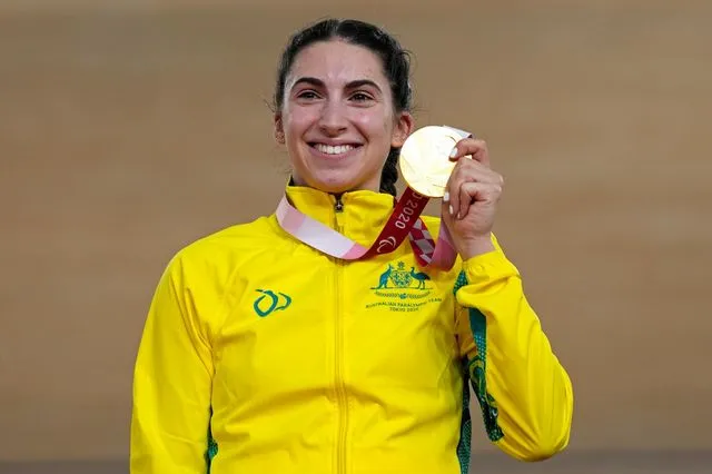 Η Πέιτζ Γκρέκο από την Αυστραλία κρατά το χρυσό της μετάλλιο μετά τη νίκη της στο αγώνισμα Ποδηλασίας Πίστας Γυναικών C1-3, Ατομική Καταδίωξη 3000 μ., στους Παραολυμπιακούς Αγώνες Τόκιο 2020