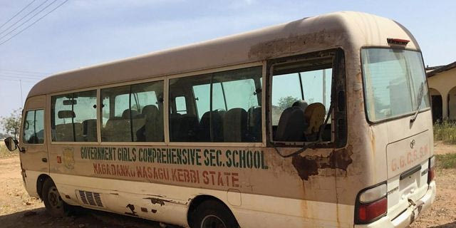 Φωτογραφία του σχολικού λεωφορείου του Κρατικού Γυμνασίου Θηλέων, όπου ένοπλοι επιτέθηκαν τη Δευτέρα στον κοιτώνα του σχολείου και απήγαγαν μαθήτριες, στο Κεμπί της Νιγηρίας την Δευτέρα 17/11
