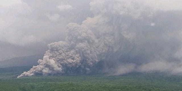 Ινδονησία: Διασώθηκαν 170 ορειβάτες που είχαν εγκλωβιστεί μετά από έκρηξη ηφαιστείου