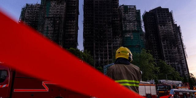 Χονγκ Κονγκ: Οκτώ συλλήψεις για την πολύνεκρη φωτιά σε συγκρότημα κατοικιών