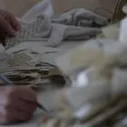 Αρχειονόμοι συνεχίζουν χειρωνακτικά να ενώνουν τα κομμάτια χιλιάδων κατεστραμμένων αρχείων της Στάζι