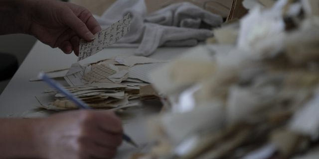 Αρχειονόμοι συνεχίζουν χειρωνακτικά να ενώνουν τα κομμάτια χιλιάδων κατεστραμμένων αρχείων της Στάζι