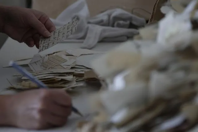 Αρχειονόμοι συνεχίζουν χειρωνακτικά να ενώνουν τα κομμάτια χιλιάδων κατεστραμμένων αρχείων της Στάζι