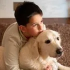 Αυτή είναι η ιστορία του Κωνσταντίνου μαζί με την Γιούκι, τον σκύλο βοηθό του