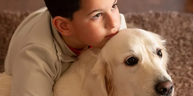 Αυτή είναι η ιστορία του Κωνσταντίνου μαζί με την Γιούκι, τον σκύλο βοηθό του