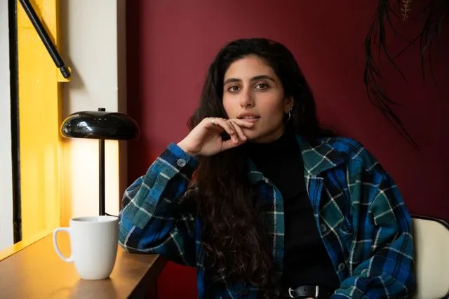 Η Μαρίνα Σπανού είναι η φωνή μιας γενιάς που μεγαλώνει μπροστά μας